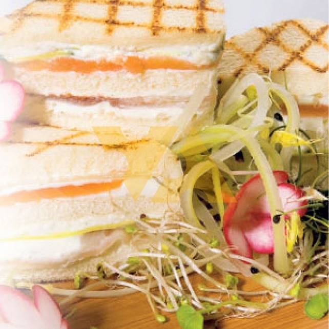Мини-сэндвичи с копченой рыбой и сыром горгонзола