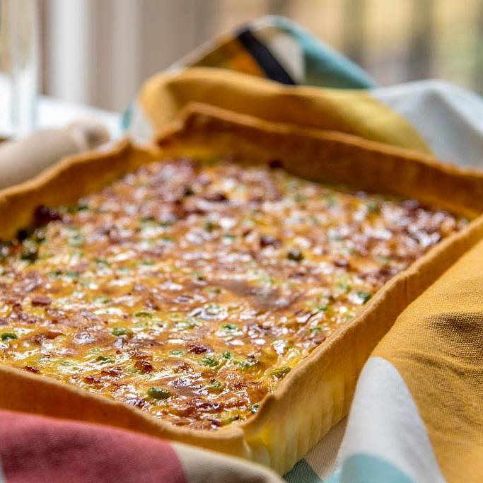 Киш с панчеттой и горохом