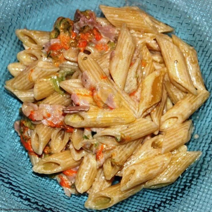Пеннетте с жареной ветчиной и цветками цуккини